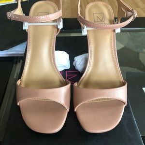 Material Girl Mbrianap Women’s ankle strap closure Sandals Tan Size 7 M heels